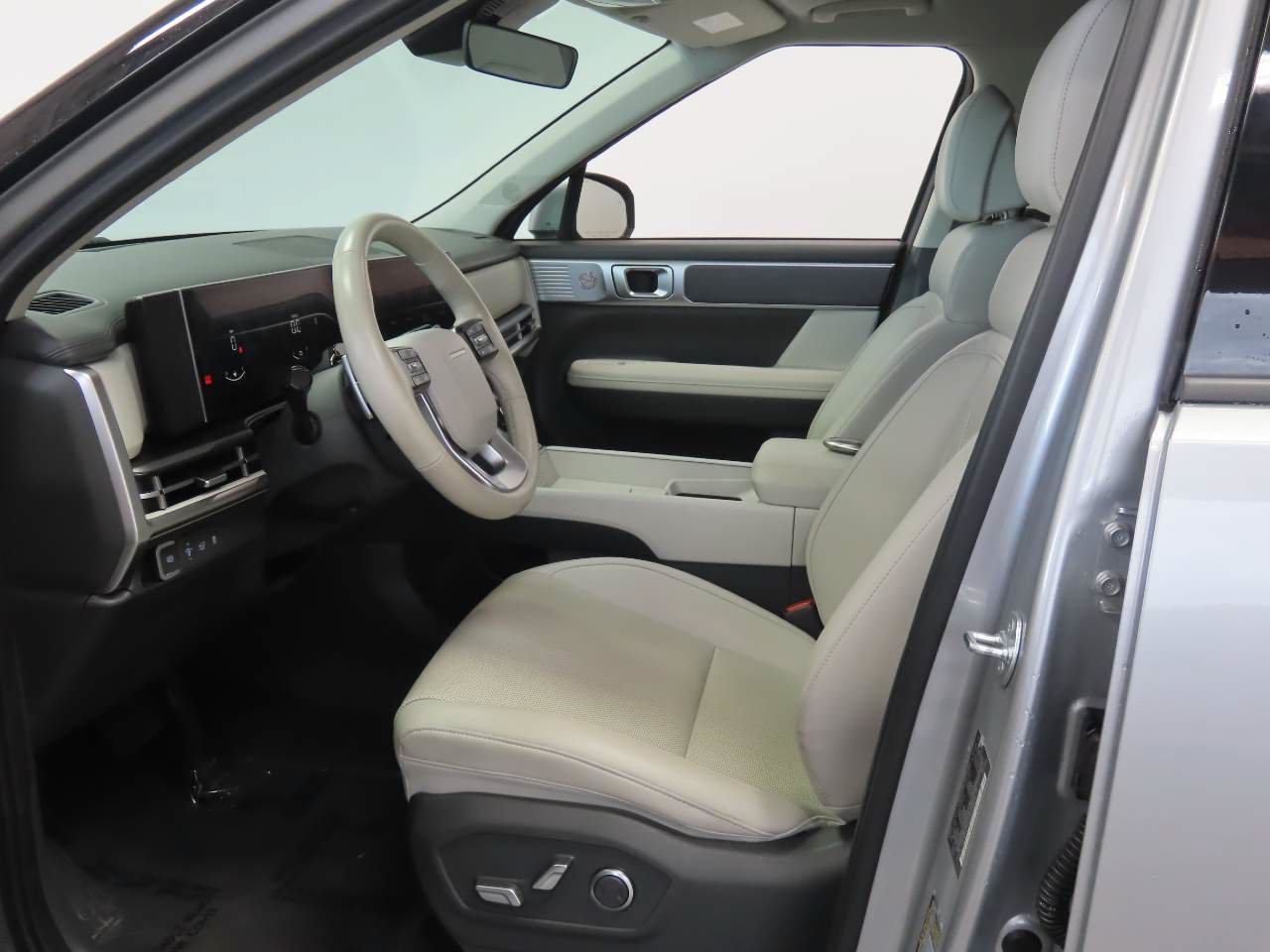 Used 2025 Hyundai Santa Fe SEL AWD/4WD image 16