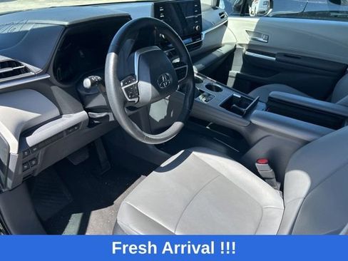 Used 2024 Toyota Sienna XLE FWD image 12