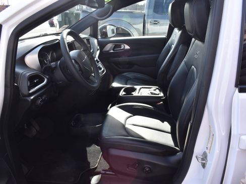 Used 2024 Chrysler Pacifica Hybrid S Appearance Pkg w/ Uconnect Theater Family Group image 12