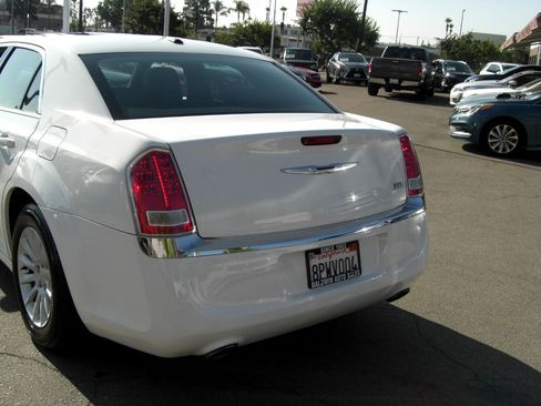 Used 2014 Chrysler 300 image 11