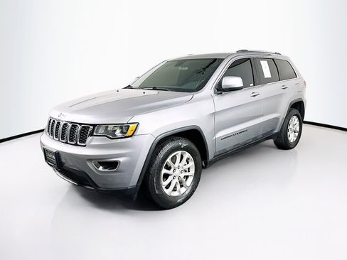 Used 2021 Jeep Grand Cherokee Laredo image 3