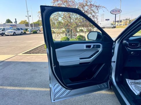 Used 2022 Ford Explorer XLT w/ Equipment Group 202A image 19
