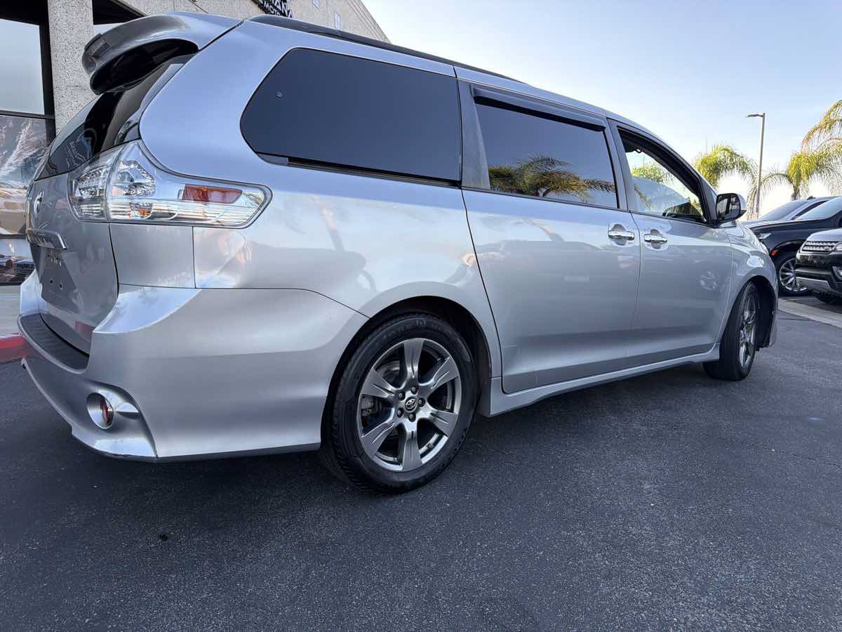 Used 2018 Toyota Sienna SE FWD image 18