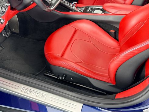 Used 2019 Ferrari Portofino RWD image 21
