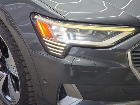 Used 2019 Audi e-tron Prestige w/ Prestige Package image 21