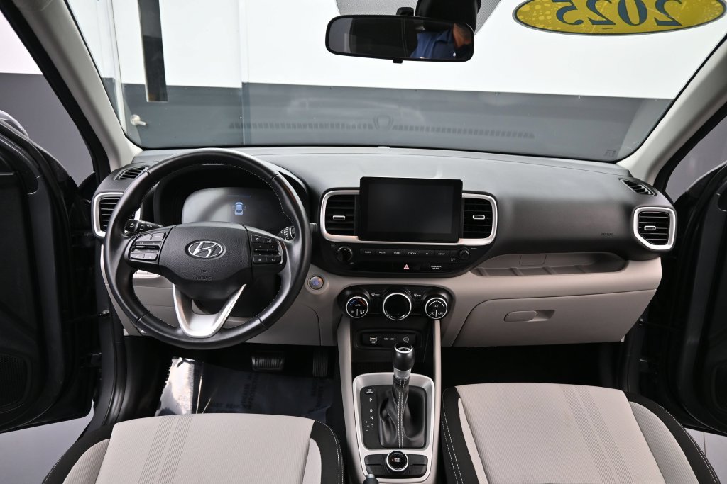 Certified 2025 Hyundai Venue SEL FWD image 10