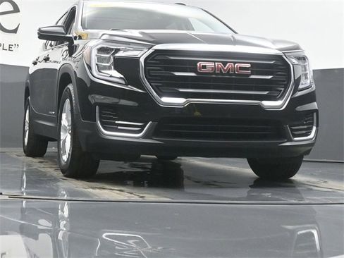 Used 2023 GMC Terrain SLE w/ Driver Convenience Package image 3