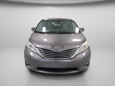 Used 2014 Toyota Sienna XLE w/ Entertainment Package FWD image 2
