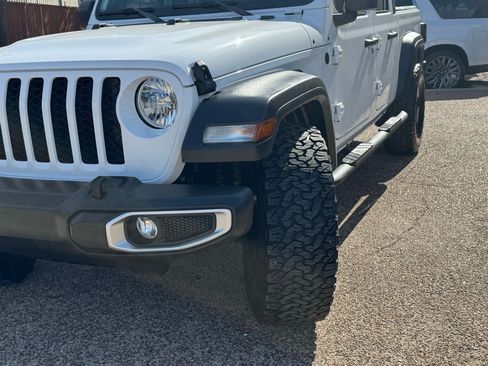 Used 2023 Jeep Gladiator Sport image 3