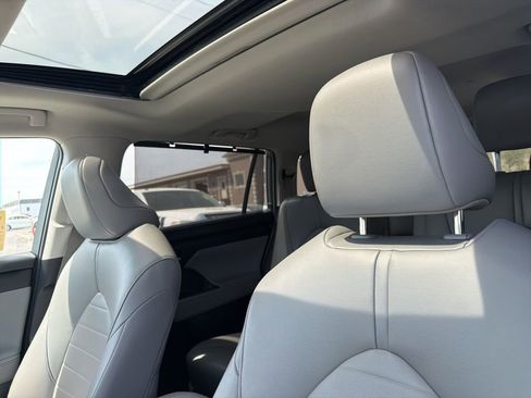 Used 2022 Toyota Highlander XLE image 9