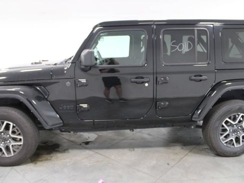 Used 2025 Jeep Wrangler Unlimited Sahara AWD/4WD image 6