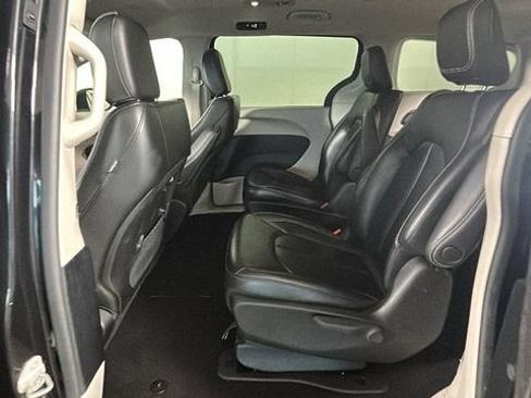 Used 2023 Chrysler Pacifica Touring-L FWD image 26