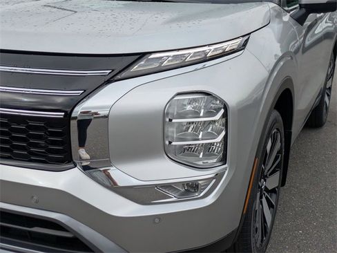 New 2025 Mitsubishi Outlander SE image 9