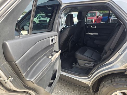 Certified 2023 Ford Explorer XLT w/ Class IV Trailer Tow Package image 12