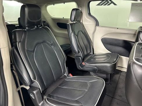 Used 2022 Chrysler Pacifica Limited FWD image 14