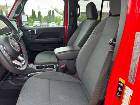 Used 2025 Jeep Wrangler Unlimited Sahara AWD/4WD image 24