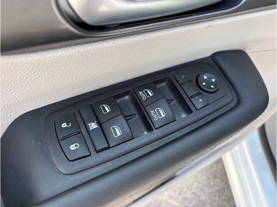 Used 2024 Chrysler Pacifica Limited FWD image 23