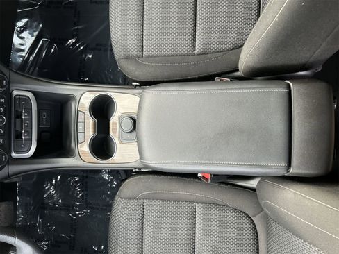 Used 2023 GMC Acadia SLE image 16