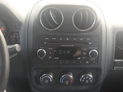 Used 2015 Jeep Patriot Latitude AWD/4WD image 22