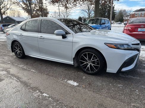 Used 2023 Toyota Camry SE image 3