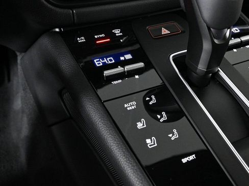 Used 2025 Porsche Macan image 18