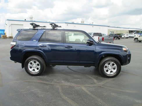 Used 2016 Toyota 4Runner SR5 Premium AWD/4WD image 2