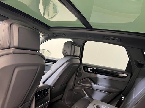 Used 2022 Porsche Cayenne Platinum Edition image 33