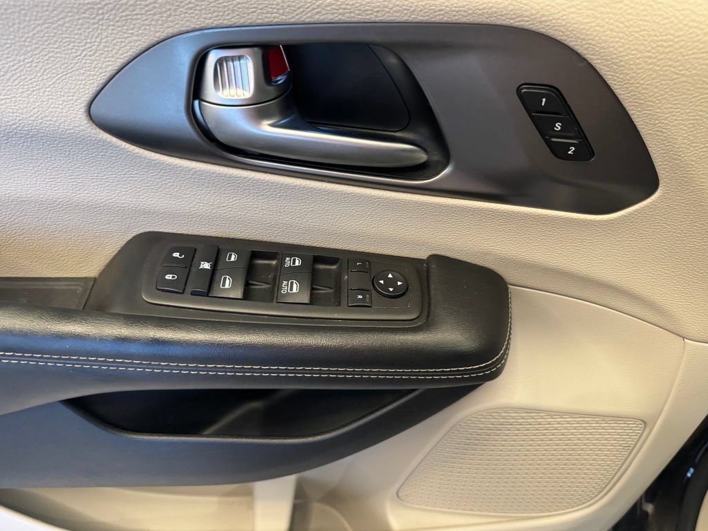 Used 2023 Chrysler Pacifica Touring-L FWD image 18