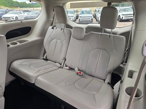 Used 2021 Chrysler Pacifica Touring-L FWD image 10