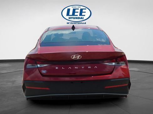 Used 2025 Hyundai Elantra SE FWD image 4