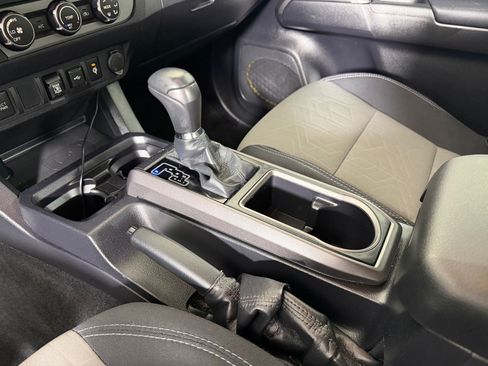 Used 2020 Toyota Tacoma TRD Off-Road AWD/4WD image 17