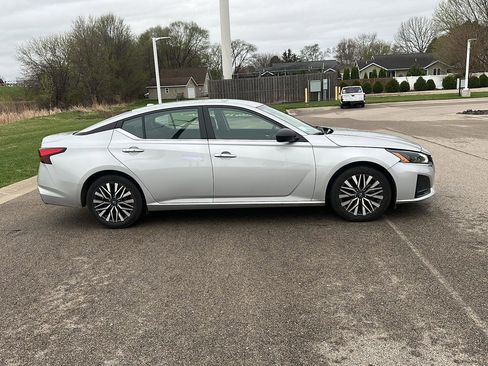 Used 2024 Nissan Altima 2.5 SV image 2