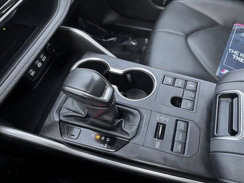 Used 2024 Toyota Highlander XLE image 16