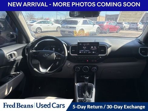 Certified 2024 Hyundai Venue SEL image 12