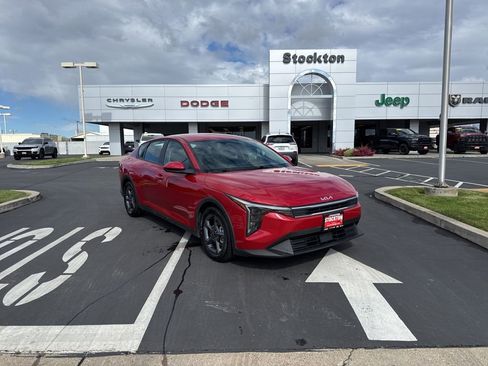 Used 2025 Kia K4 LXS image 1