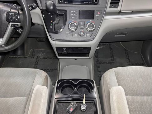 Used 2019 Toyota Sienna LE FWD image 14
