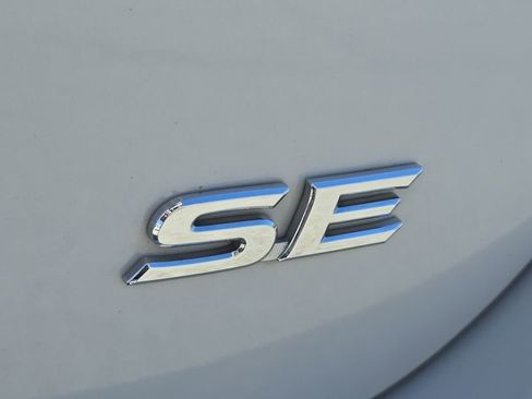 Used 2023 Toyota Camry SE image 9