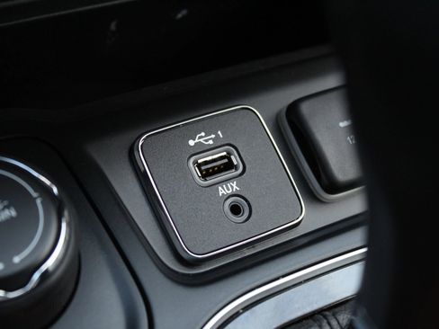 Used 2019 Jeep Cherokee Limited image 30