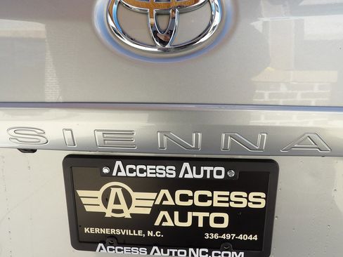 Used 2020 Toyota Sienna XLE image 30