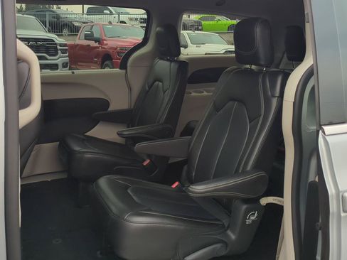 Used 2023 Chrysler Pacifica Touring-L FWD image 10