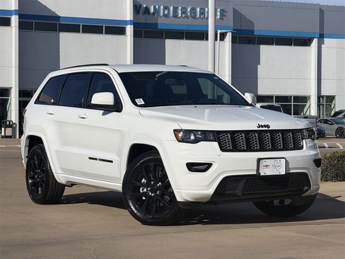 Used 2021 Jeep Grand Cherokee Laredo X image 2