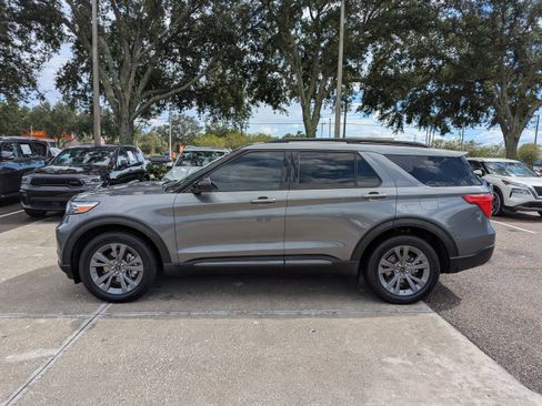 Used 2022 Ford Explorer XLT w/ Equipment Group 202A image 6