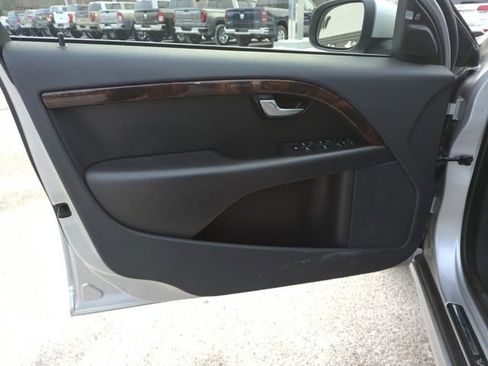 Used 2010 Volvo V70 image 13