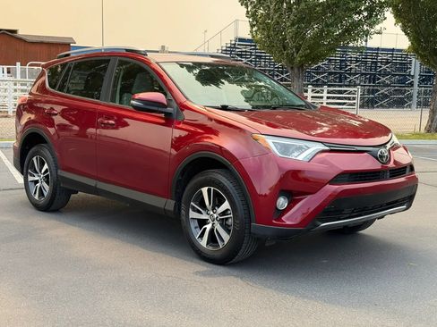 Used 2018 Toyota RAV4 XLE AWD/4WD image 10