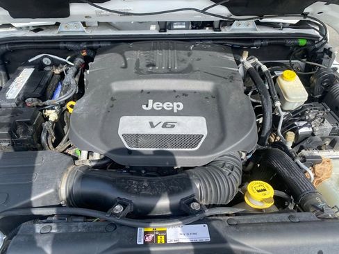 Used 2016 Jeep Wrangler Unlimited Sahara w/ Connectivity Group image 29