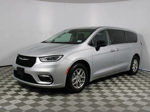 Used 2024 Chrysler Pacifica Touring-L FWD image 3