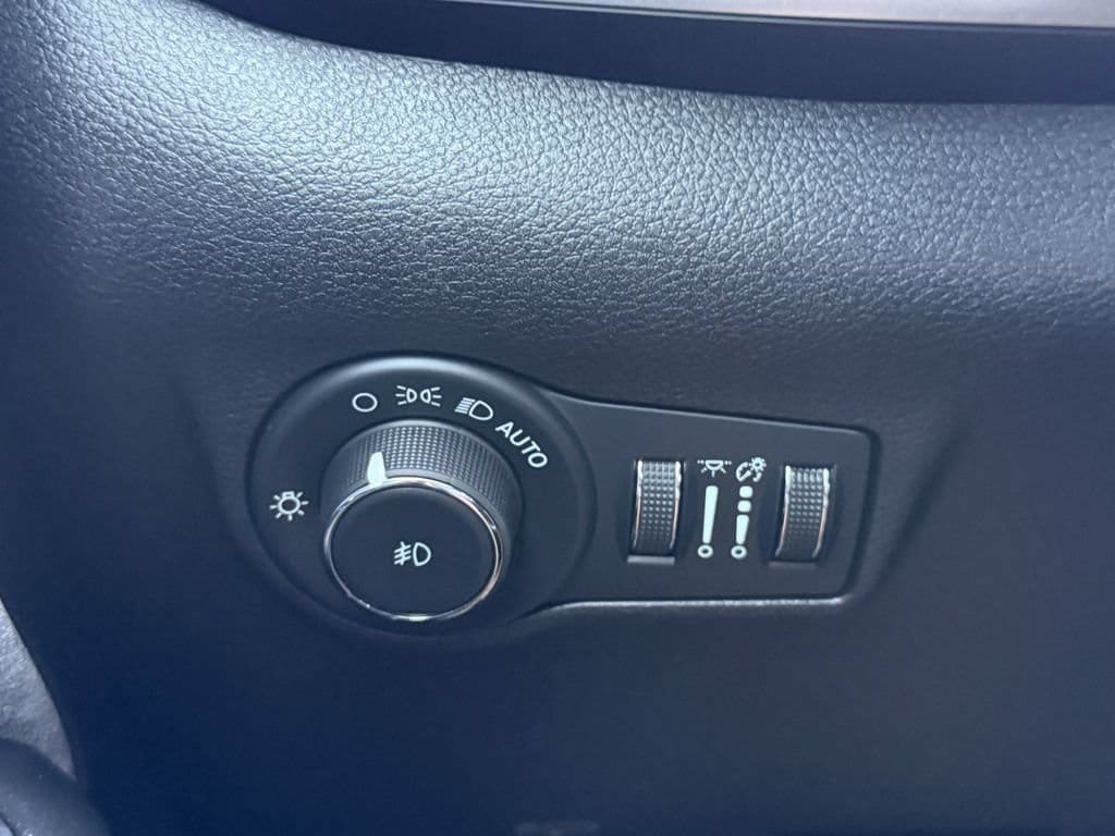 Used 2023 Jeep Compass Latitude AWD/4WD image 28