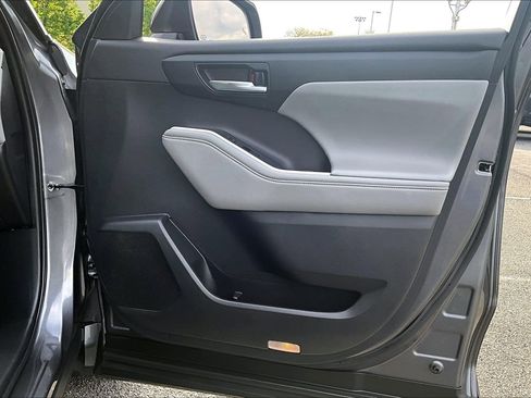 Used 2022 Toyota Highlander XLE image 23