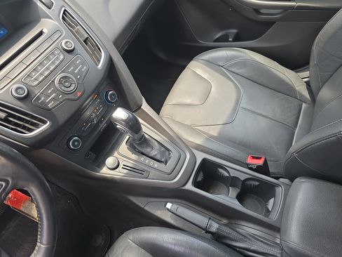 Used 2015 Ford Focus SE w/ Equipment Group 201A FWD image 24