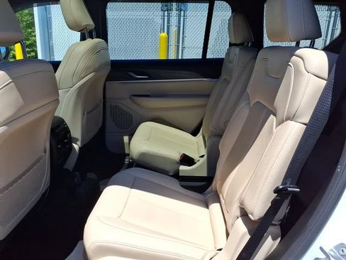 Used 2023 Jeep Grand Cherokee L Limited AWD/4WD image 13